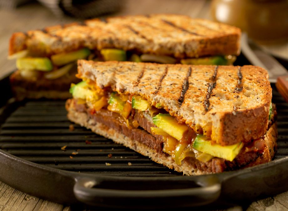 Steak sandwich with avocado